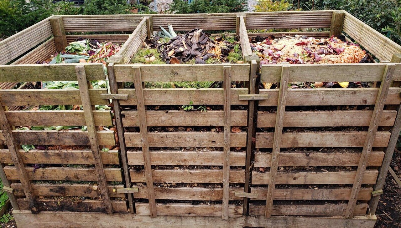 Compost maken met steenmeel: verhouding, vocht en geduld
